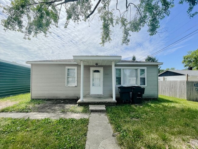 Building Photo - 4 Bed 2 Bath