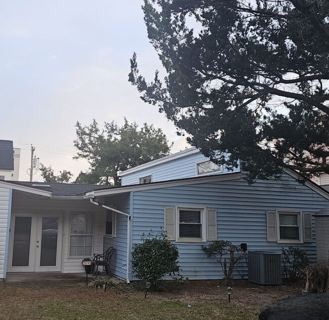 Building Photo - Two blocks from the beach!