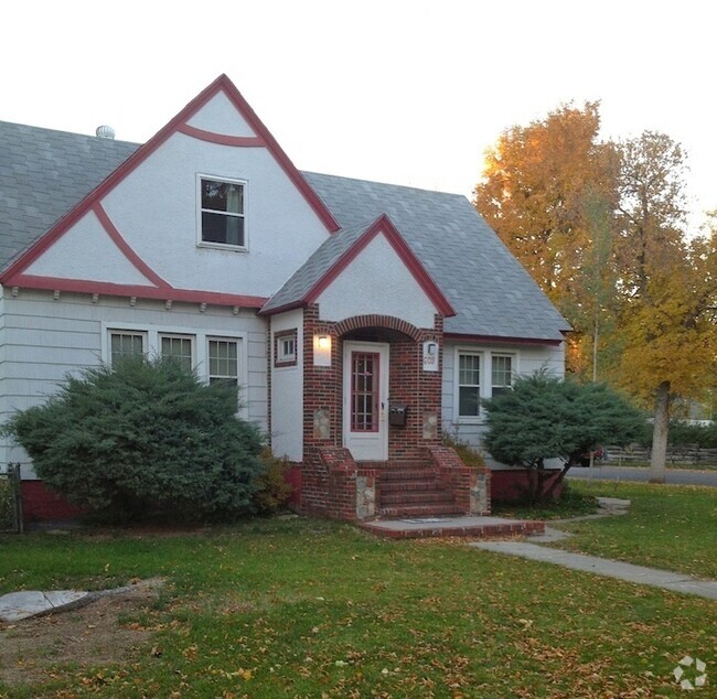 Building Photo - Spacious and clean 6 bedroom Rental