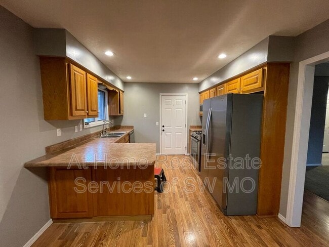 Photo - 935 S Belcrest Ave