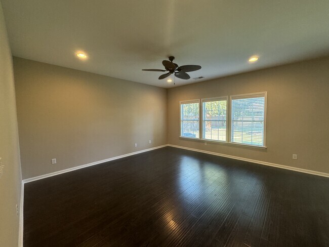 Photo - 5443 Overland Trail