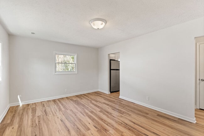 Photo - 152 Hamilton Cir