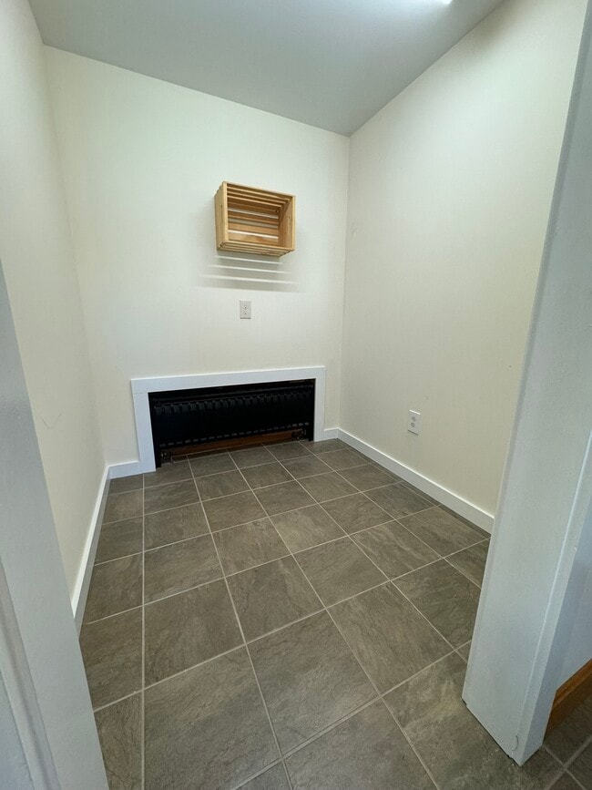 4 Lawrence Plain Rd