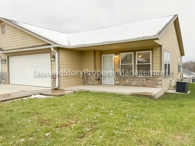 Building Photo - 3 Bedroom 2.5 bath