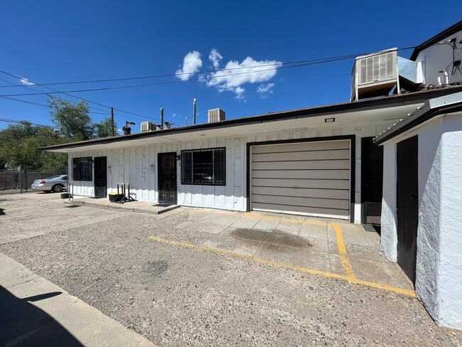 Building Photo - Large Studio Unit E