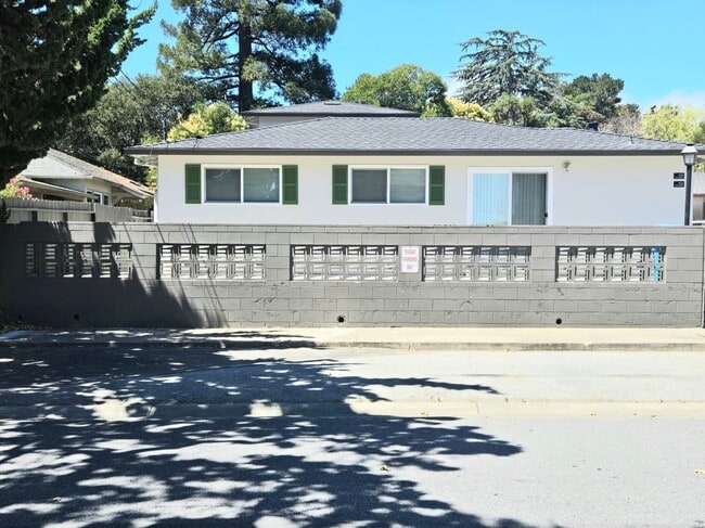 Building Photo - 910 Academy Ave
