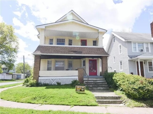 The property offers a front and rear yard, a second floor balcony, and dedicated garage parking - 3320 Berkeley Rd Apartamentos Unidad 2