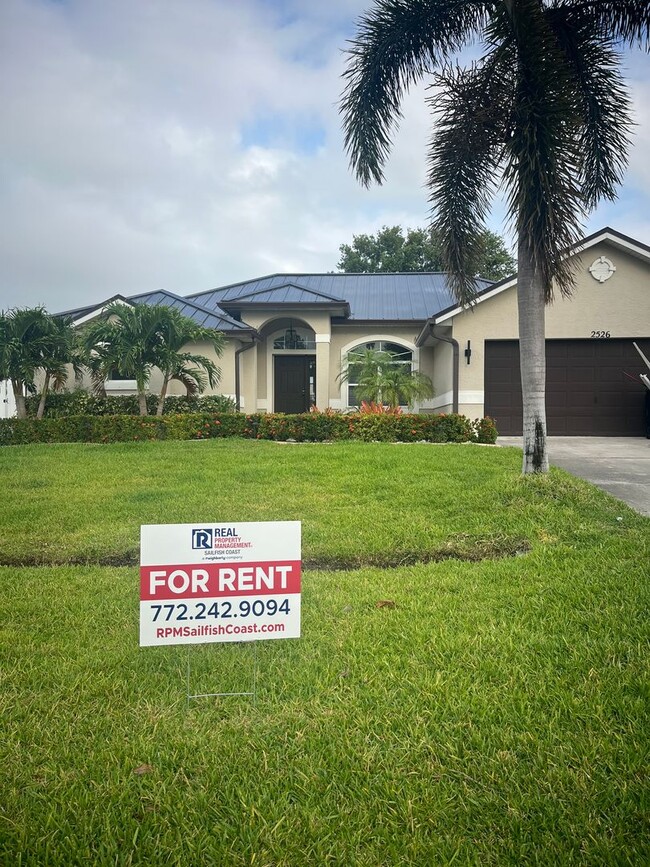Convenient 3/2/2 PSL Home with Backyard Oa... - Convenient 3/2/2 PSL Home with Backyard Oa...