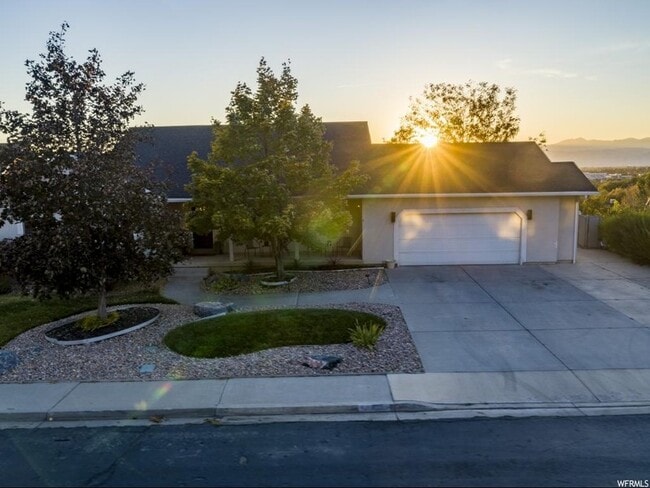 Building Photo - 10167 N Cottonwood Dr