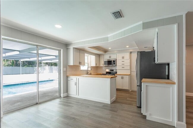 Photo - 2021 Valley Dr