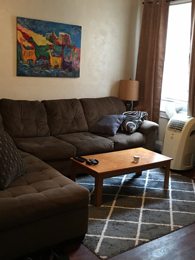 livingroom - 104 Ruth St Apartments Unit 1