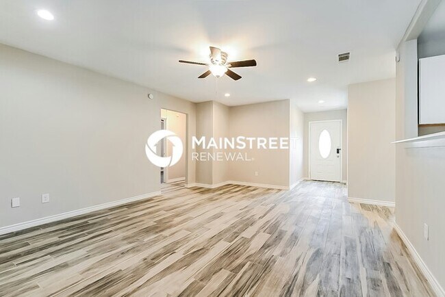 Photo - 3 Bedroom Pet-Friendly Home in Dallas, TX with Main Street Renewal