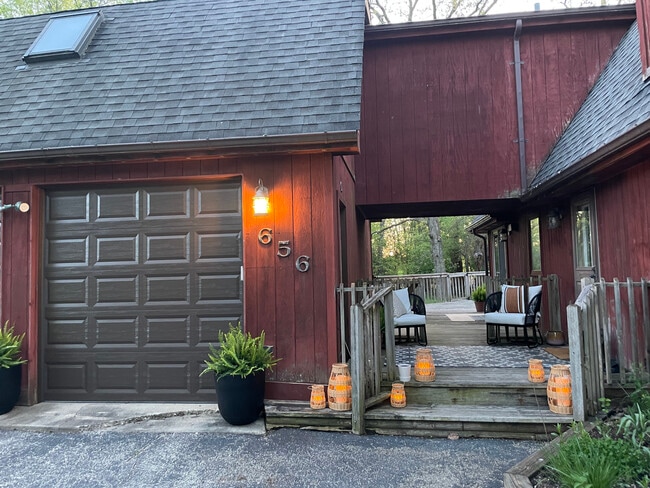 Front Porch - 656 S Circle Ave