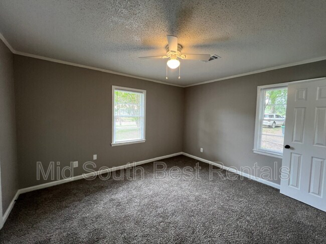 Photo - 1758 Victoria Rd