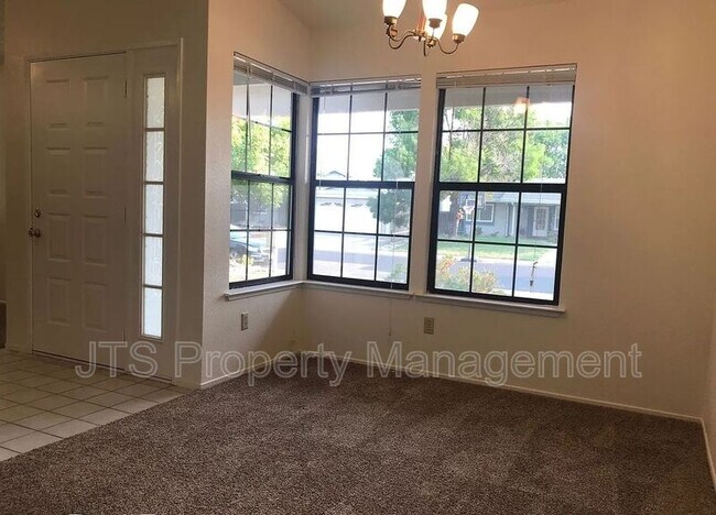 Photo - 652 Hanisch Dr