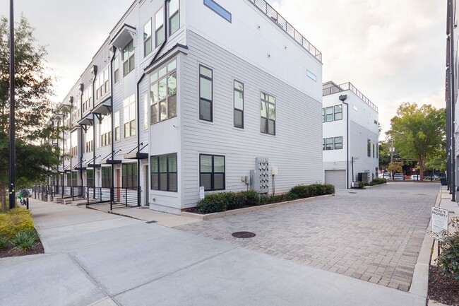 Building Photo - Beautiful 2bd/2.5ba Contemporary Townhome ...