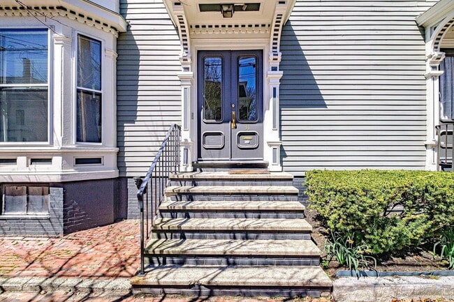 Building Photo - Beautiful First-Floor Condo in Portland’s West End Unit #1