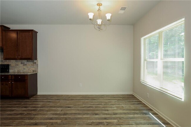 Photo - 1545 Iris Walk