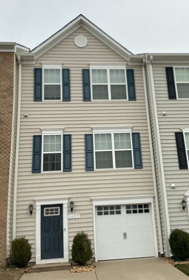 Flowing with Natural Light--Beautifully Maintained 3 Bed, 3.5 Bath Townhome - Flowing with Natural Light--Beautifully Maintained 3 Bed, 3.5 Bath Townhome