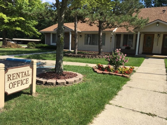 Brownstown Square Apartments - Brownstown Square Apartments