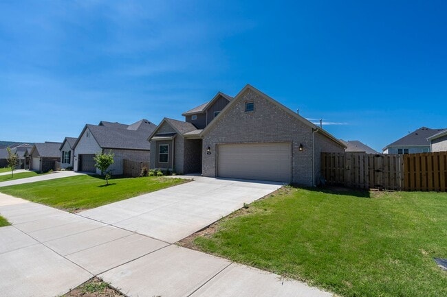 Photo - Like new 4BR Farmington home! LOADED with ...