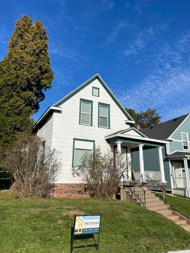 Building Photo - AVAILABLE NOW! 4 Bedroom 1 Bath Home!