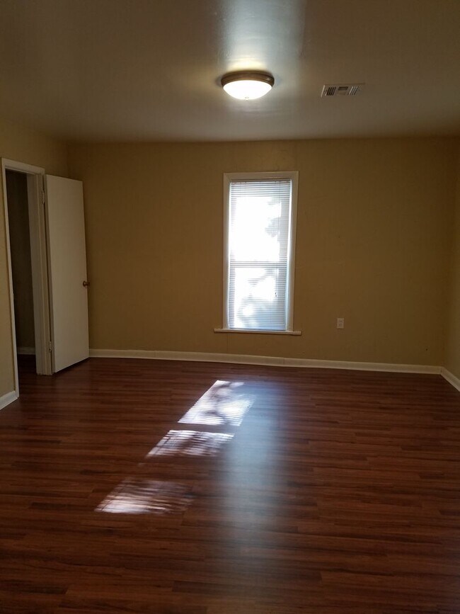 Photo - 3 bedroom 1 bathroom house in Edmond with central heat and air conditioning and washer/dryer hookup