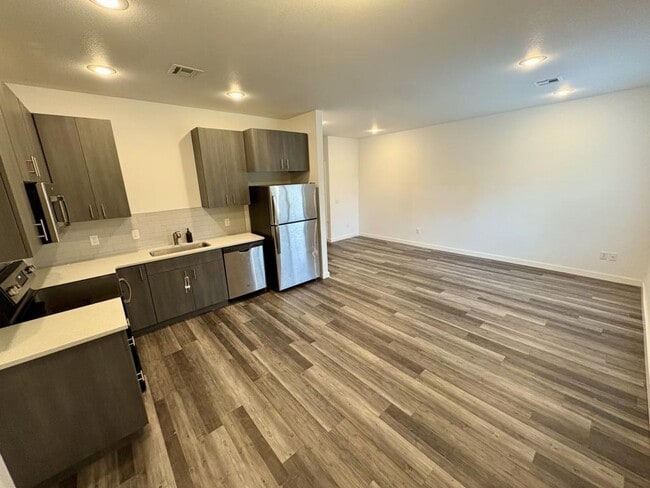 Photo - 628 N College St