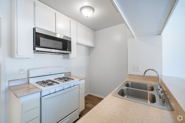 1BR, 1BA - 600SF - Kitchen