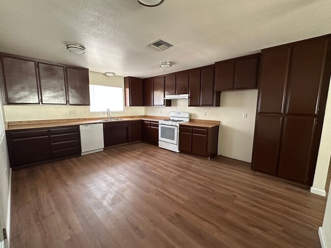 Building Photo - Remodeled/$500 move in special/3 bedroom HOME