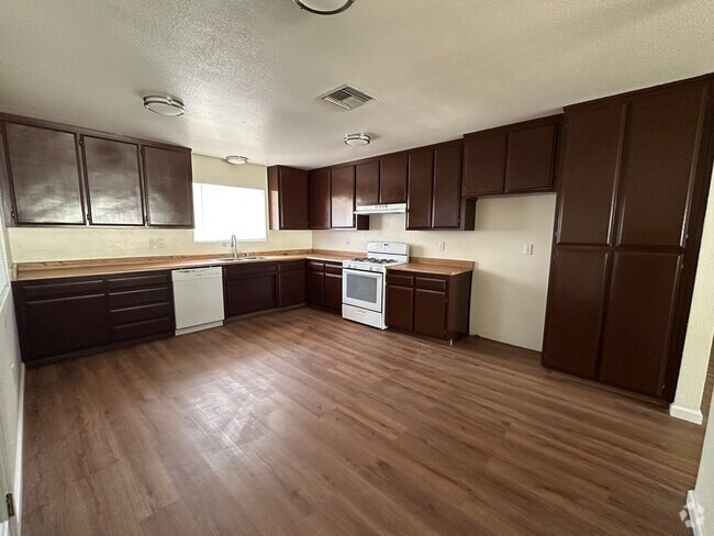 Building Photo - Remodeled/Move-in ready 3 bed 2 bath house...