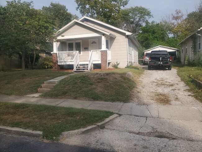 Building Photo - 2 bd, 1 ba house just east of downtown, co...