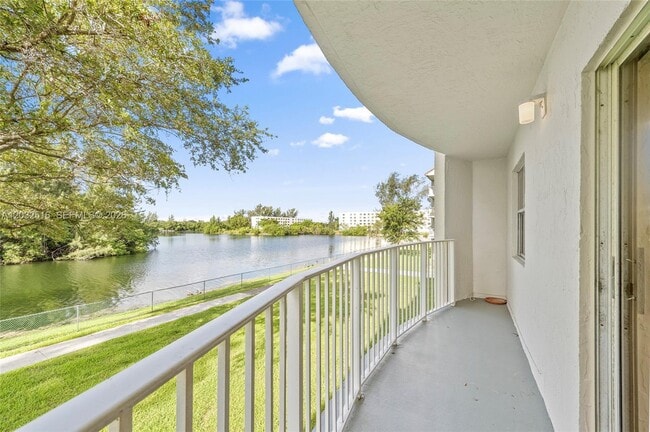 Building Photo - 8240 SW 210th St Unit 106