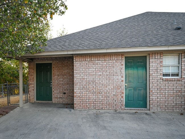 Building Photo - 606 N Sewell Dr