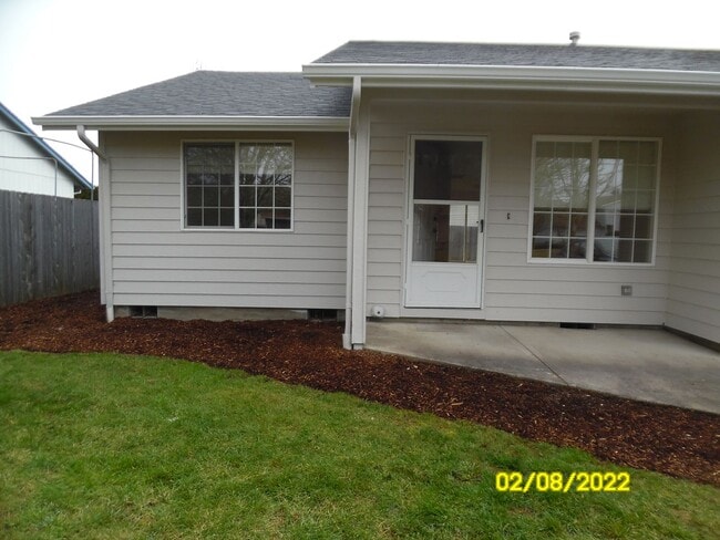 Building Photo - 990 SW Oriole St Unit 990