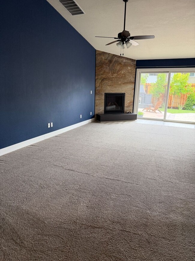 Photo - 941 Faned Way