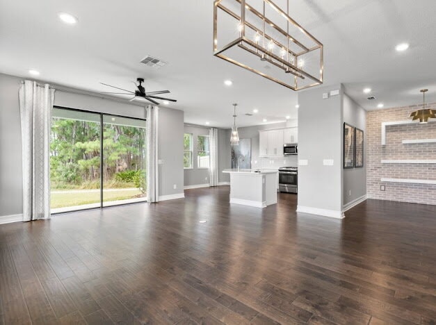 Photo - "Estancia 3-Bed Sanctuary with Granite Finishes and Scenic Views in Wesley Chapel"