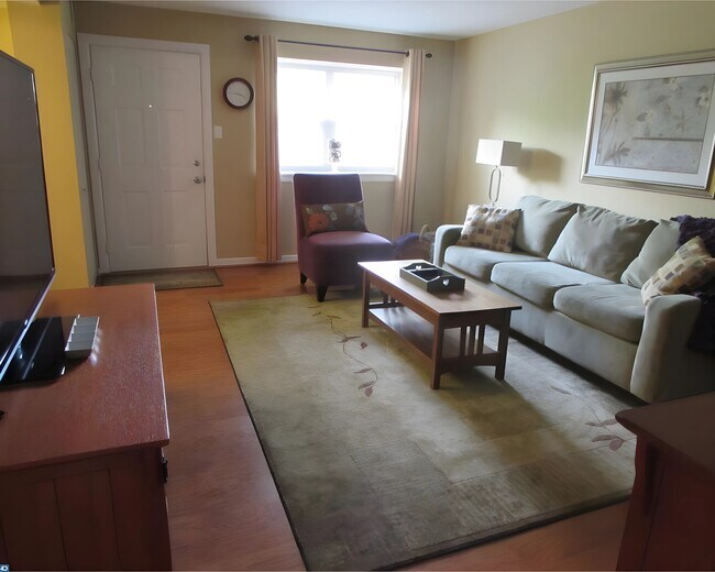 Photo - 221 Arbour Ct