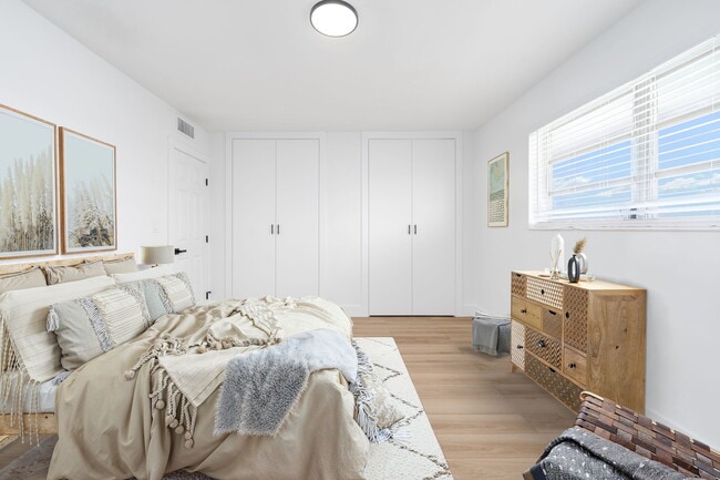 Photo - Lakeshore Presidential Apartments