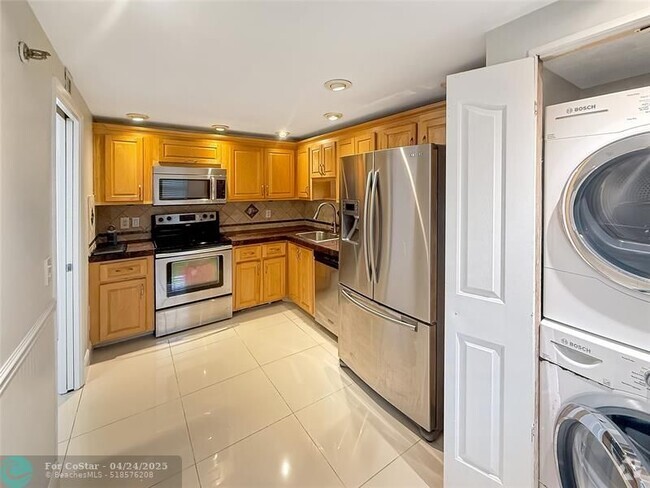 Building Photo - 3520 Oaks Way Unit 406 Rental
