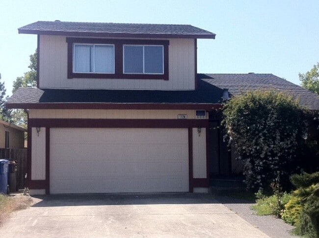 Building Photo - Great Home in H Section of Rohnert Park ~ 5 bedrooms and 2 bathrooms ~ Co Signers are Accepted