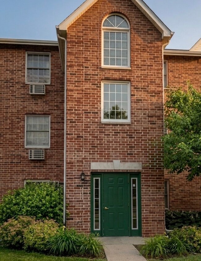 Building Photo - 531 Leah Ln Unit 3C