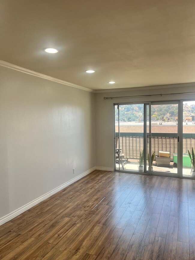 living room /w balcony - 2940 N Verdugo Rd Unit 310