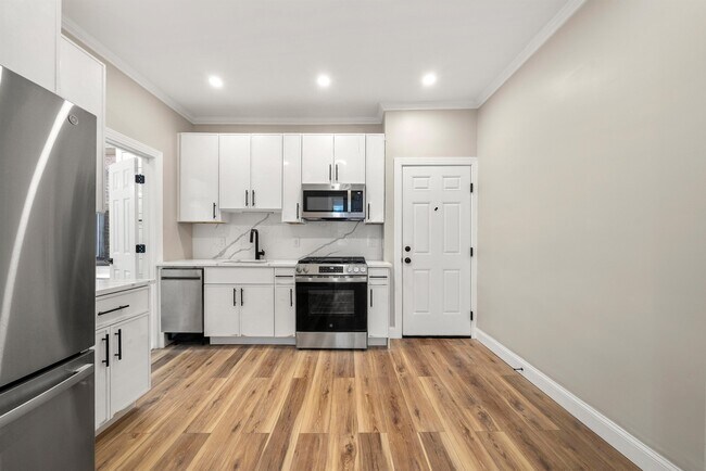 219 Mallory Ave Unit 3