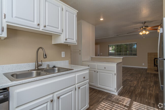 2BR, 2BA - 1190SF - Kitchen