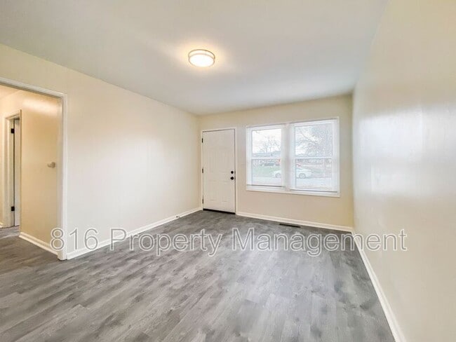 Photo - 2505 S 52 St