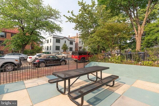 711 G St SE