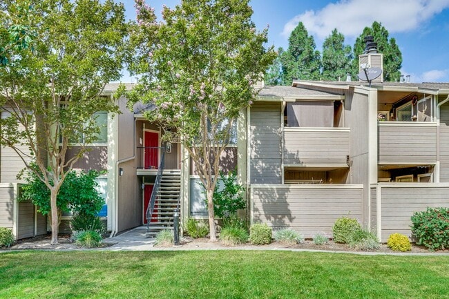 Building Photo - 2 bed 2 bath condo Unit 226