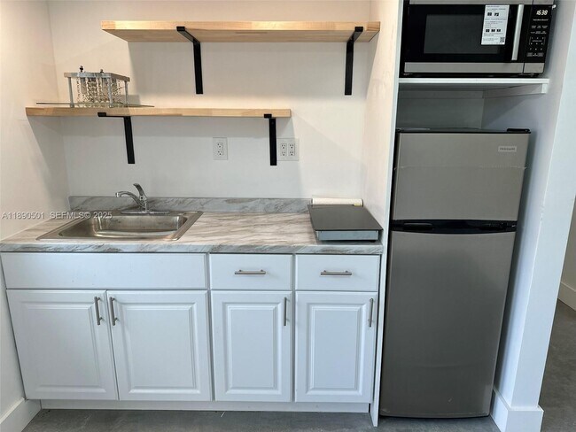 Building Photo - 80 NE 133rd St Unit B