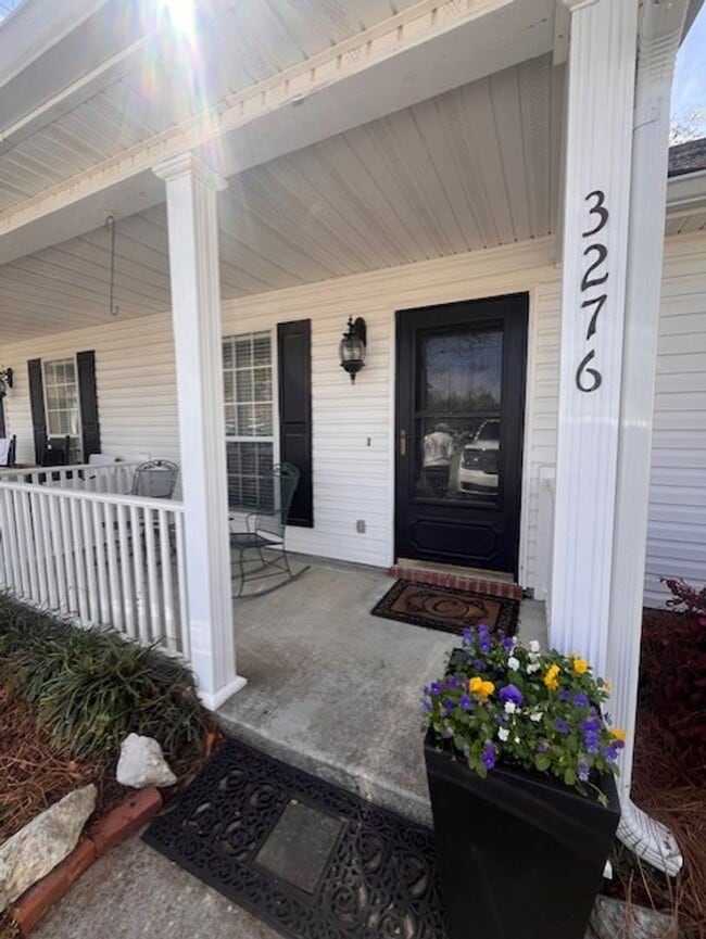 Building Photo - Conveniently located close to shopping, schools, etc.